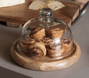 Planche à fromage en bois au design unique avec dôme en verre pour servir les fromages artisanaux raisins et les noix dans un style premium - Product Image 3