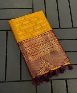 Saree en velours de soie avec chemisier brodé - Product Image 6