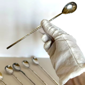 Cuchara de barra de metal retorcida con extremo Muddler, perfecta para triturar hierbas y mezclar cócteles en una herramienta práctica - Product Image 1