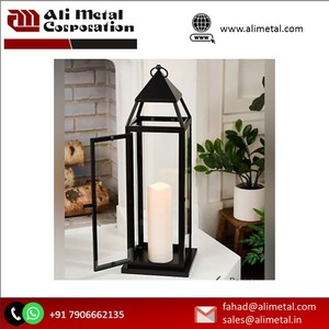 Lanterne bougeoir moderne en métal et bois avec cadre naturel pour les ajouts décoratifs à la maison tous les jours et à Noël - Product Image 5