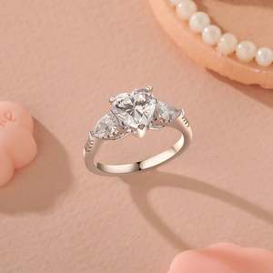 Bague de mariage pour homme Jeulia en argent sterling platine avec trois pierres de moissanite en forme de poire géométrique - Product Image 6