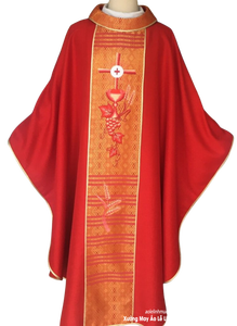 Chasuble de prêtre en polyester rouge mat avec broderie dorée et étole – Fraîche, confortable et douce pour toutes les saisons - Product Image 4