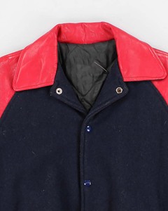 เสื้อแจ็กเก็ตผ้าใบสำหรับผู้ชายย้อนยุควินเทจแจ็คเก็ตบูลส์ปักโลโก้ทีมลาย3D ฤดูหนาวออกแบบได้ตามต้องการ - Product Image 3