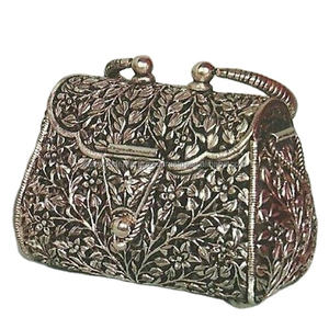 Pochette à main en fer standard Sacs à main d'accessoires de mode pour femmes de qualité avec pochette de style fantaisie du fabricant indien - Product Image 1