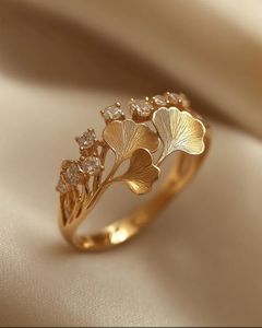 Nouvelle bague statement pour femme en or rose avec diamant moissanite et motif floral, certifiée IGI, idéale pour les soirées, événements et mariages - Product Image 1