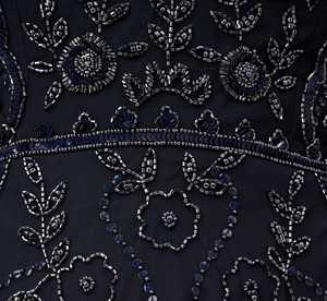 Robe de mariée modeste à manches longues, ornée de cristaux brodés à la main, robe de mariée chaude, motif uni, taille naturelle, fleurs en dentelle - Product Image 5