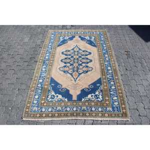 Alfombra Turca Vintage de 4.9x7.3 pies, Alfombra Azul de Lana con Parches, Respaldo de Látex, Alfombra Ecológica - Product Image 1