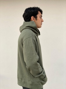 Sudadera con capucha ecológica para hombre hecha a mano de algodón orgánico con proceso de tinte sostenible y diseño natural minimalista - Product Image 2