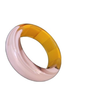 Bracelet jonc en résine jaune de qualité supérieure, élégant, rond, sculpté, bijou artisanal, pièce décorative de collection pour femme - Product Image 3