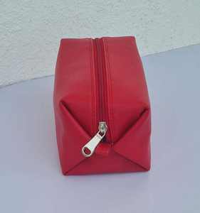 Pochette de maquillage de voyage en cuir véritable durable de luxe avec fermeture à glissière sac cosmétique personnalisable pour le stockage et l'organisation - Product Image 3