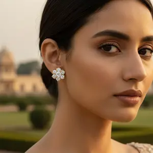 Boucles d'oreilles clous en diamant floral pour femmes - Plaqué or - Product Image 1