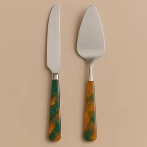 Elegante juego de cuchillos y servidores de metal para pasteles con mangos esculpidos de rama de Granada dúo de postres único para ocasiones festivas de boda - Product Image 6