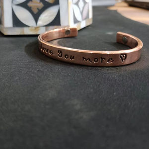 Pulsera de Terapia Magnética de Cobre Puro Personalizada con Estampado a Mano, Diseño de Frase Grabada Personalizada, Alivio del Dolor de Artritis, Unisex - Product Image 1