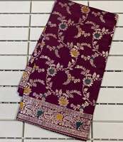 Sari indien de créateur en soie russe pure et douce, avec pallu tissé de qualité supérieure en Zari et Meenakari, accompagné d'une veste et d'un chemisier tissé à manches longues.