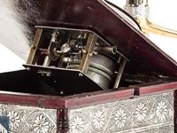 Modèle de gramophone en métal poli avec impression sérigraphique, idéal pour la décoration d'une chambre à coucher, cadeau d'artisanat antique pour la maison Calvinhandicrafts CHWS00322