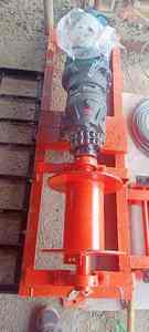 Sistema de elevación con cabrestante eléctrico de alta resistencia instalado en un sitio de construcción para el levantamiento de materiales y operaciones de construcción. - Product Image 2