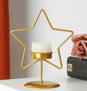 Centre de table de Noël traditionnel en métal avec finition rustique pour les tables de vacances et les célébrations d'hiver - Product Image 1