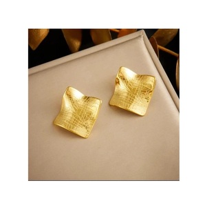 Clous d'oreilles élégants à la mode avec un look moderne, parfaits pour un usage quotidien et un habillage de fête disponibles à la vente - Product Image 1