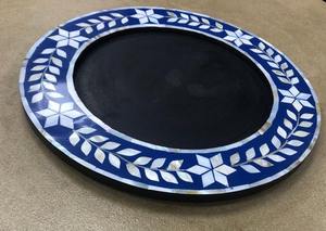 Plateau de service artisanal en bois et résine de Dubaï avec incrustation de nacre pour la décoration de la maison et les cadeaux du Ramadan - Product Image 3