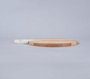 Planche à découper ronde contemporaine en marbre et bois, design combiné, motif rayé, plateau de service pour fromage et charcuterie avec accent en laiton - Product Image 3