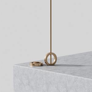 Candelabro decorativo de metal negro y dorado con base de madera, moderno portavelas con diseño para decoración del hogar - Product Image 2