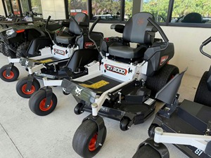 เครื่องตัดหญ้าแบบ Zero Turn รุ่น ZT3000 สำหรับงานอุตสาหกรรม เครื่องยนต์สูบเดียว 2 จังหวะ 190 ซีซี แรงบิดสูง พร้อมด้ามจับยืดหดได้ ถังเก็บหญ้าขนาด 300 ลิตร ใช้งานได้อย่างมั่นคง - Product Image 2