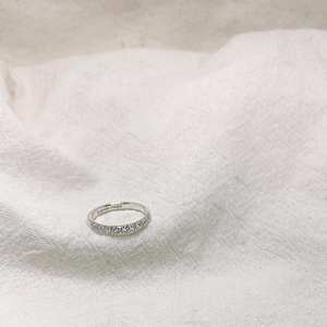 แหวนเพชรมอยส์ซอไนท์ทรงกลมตัดขนาด2มม. ตั้งวงแต่งงานครึ่งนิรันดร์ในการจัดวางแบบปู | ครบรอบปีที่งดงามเครื่องประดับเจ้าสาวแบบวางซ้อนกันได้ - Product Image 2