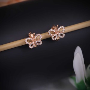 Boucles d'oreilles pendantes en or rose tendance avec un motif papillon et un centre en strass étincelant, bijoux à la mode pour femmes - Product Image 1