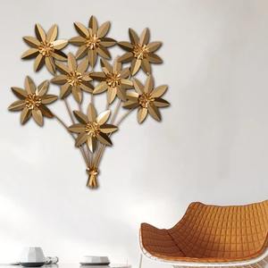 Art mural en métal Fleur dorée Décoration d'intérieur élégante Pièce maîtresse Sculpture murale moderne pour salon Chambre ou bureau - Product Image 1