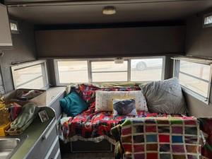 RARE Caravane Comet 1969 (Caravane d'Époque Originale) au Design Traditionnel avec Alimentation Intégrée et Espace de Préparation pour Garantie - Product Image 4