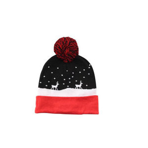 Chapeau de Noël en laine d'hiver personnalisé avec broderie de qualité supérieure, taille adulte, pour les fêtes - Product Image 1