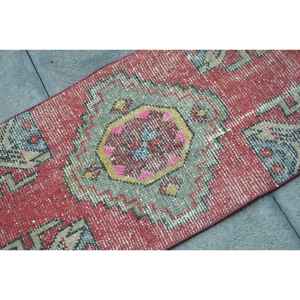 พรมตุรกีโบราณขนาดเล็ก 1.4x2.8 ฟุต สีแดงน้ำเงินลายดอกไม้ ทำจากขนสัตว์ - Product Image 4