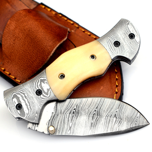 Cuchillo de supervivencia para acampar de bolsillo plegable de acero de Damasco de tamaño personalizado con mango de hueso Cuchillos tácticos con bolsa de cuero. - Product Image 4