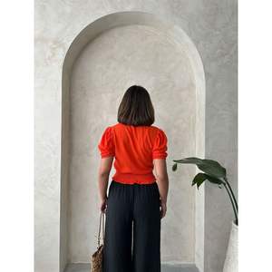 Chemisiers élégants en lin orange à motifs floraux sur la poitrine pour femmes Topshow, vente en gros - Product Image 1