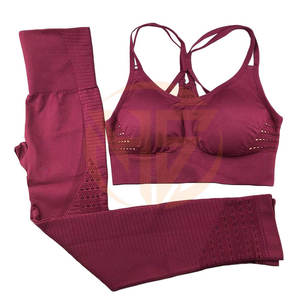 Ensemble de yoga personnalisé à faible MOQ pour femmes, vêtements de sport ajustés de haute qualité, ensemble de yoga pour femmes - Product Image 1