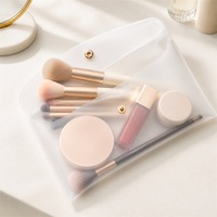 Sac de maquillage en PVC givré OEM, trousse de toilette pour kits de voyage, taille personnalisée, logo imprimé, pochette de rangement cosmétique en PVC réutilisable