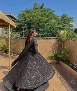 Robe noire tendance de Style Bollywood en fausse floraison avec travail brodé pour les femmes indiennes pakistanaises portent dans les fêtes de mariage - Product Image 6