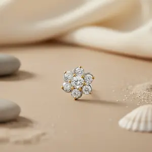 Boucles d'oreilles clous en diamant floral pour femmes - Plaqué or - Product Image 3