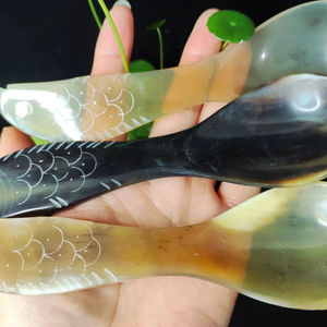 Cuillère en corne de buffle naturelle, fabriquée à la main et polie, parfaite pour servir des épices, des condiments ou pour une utilisation décorative sur la table, de haute qualité - Product Image 1