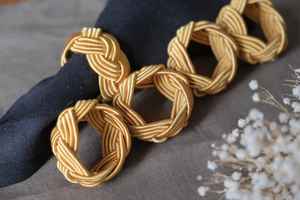 Anneaux de serviette modernes écologiques en résine et métal pour la décoration de table - Product Image 5