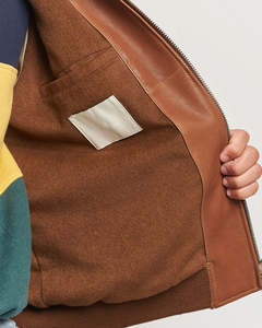 เสื้อแจ็คเก็ตผู้ชายแบบสั่งทำพิเศษ กันลม กลับด้านได้ ปักลายเชนิลล์ แขนหนัง คอตั้ง ปักโลโก้ด้านหน้า - Product Image 2