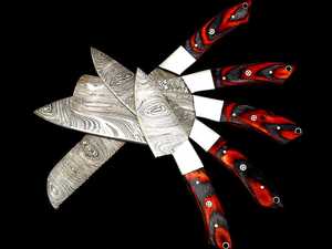 ชุดมีดทำครัวมืออาชีพ 5 ชิ้น ผลิตด้วยมือ พร้อมโลหะดามัสกัสและด้ามไม้ปักก้าสีแดง รุ่น KS-EI-06 - Product Image 2