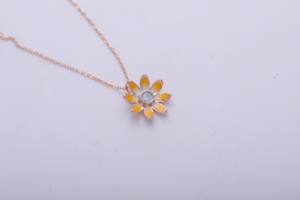 Collier pendentif de luxe en émail à motif floral avec pierre centrale cultivée en laboratoire, en or jaune/rose/blanc 18 carats plaqué rhodium - Product Image 3