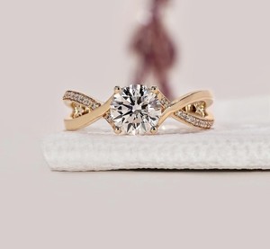 Anillo de Diamante Cultivado en Laboratorio de 1.10 CTtw, Certificado IGI, Oro Amarillo de 14K, Claridad VVS2, Chapado en Rodio, Joyería Nupcial de Lujo al por Mayor - Product Image 1