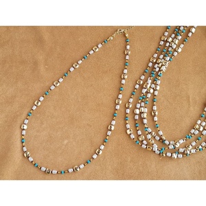 Collier élégant plaqué or avec perles et pierres turquoise pour la revente - Product Image 1