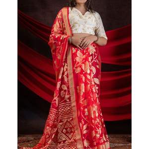 Saree brasso noir de qualité supérieure avec des accents floraux en feuille d'organza transparent orné de pallu et de bordure artisanale pour les occasions - Product Image 3