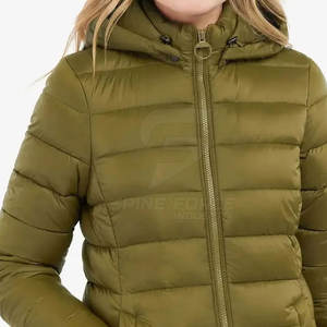 Veste matelassée pour femmes avec logo personnalisé vente en gros à bas prix d'usine disponible en différentes qualités pour la saison d'hiver support en nylon - Product Image 3