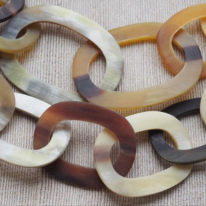 Collier de luxe en corne de buffle fait à la main, bijoux naturels et durables pour femmes, haute qualité - Product Image 1