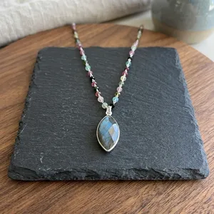 Collier de fiançailles et de mariage en tourmaline pastèlle et labradorite, perles marquise, design moderne, audacieux et délicat, en argent sterling 925 - Product Image 5