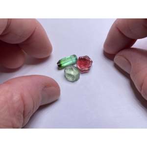 Mélange de pierres naturelles : Tourmaline Paraiba, Améthyste verte multicolore, Pierre de lune, Turquoise, Opale, Corail, Agate, en formes Marquise, Coussin, Cœur, Poire - Product Image 1